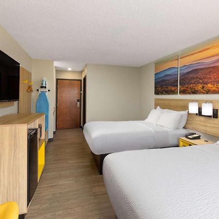 Days Inn By Wyndham Glasgow Bagian luar foto