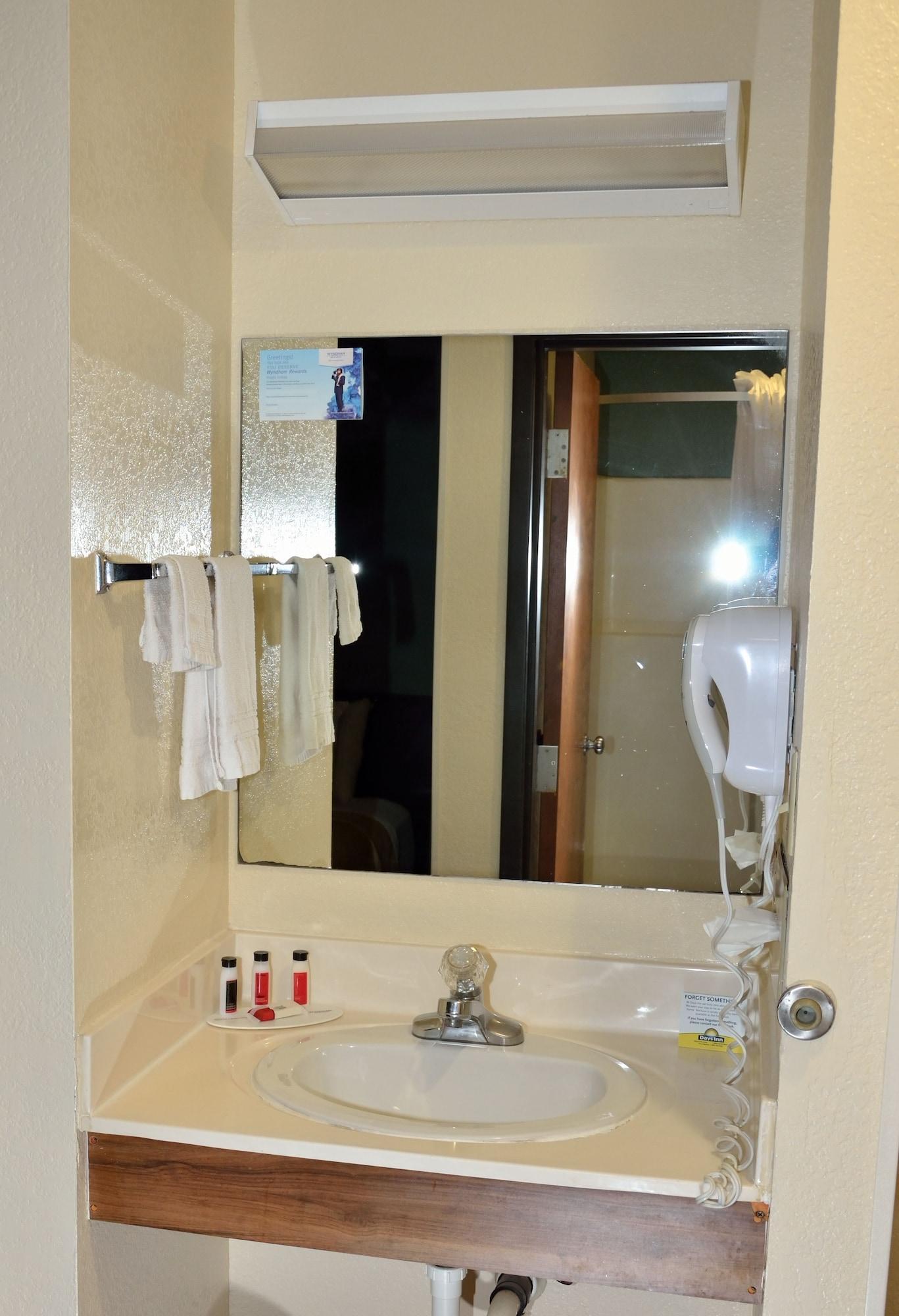 Days Inn By Wyndham Glasgow Bagian luar foto