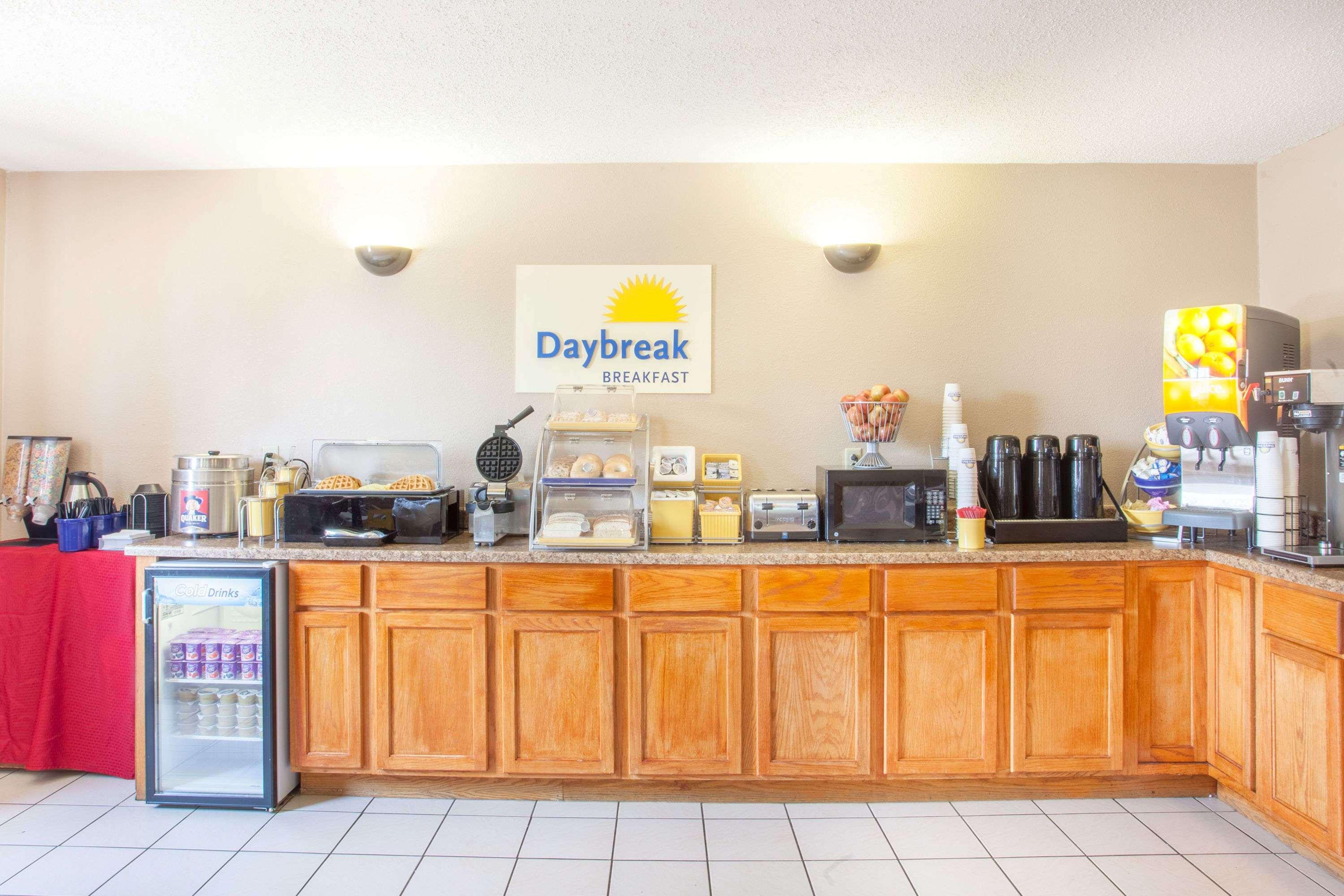 Days Inn By Wyndham Glasgow Bagian luar foto