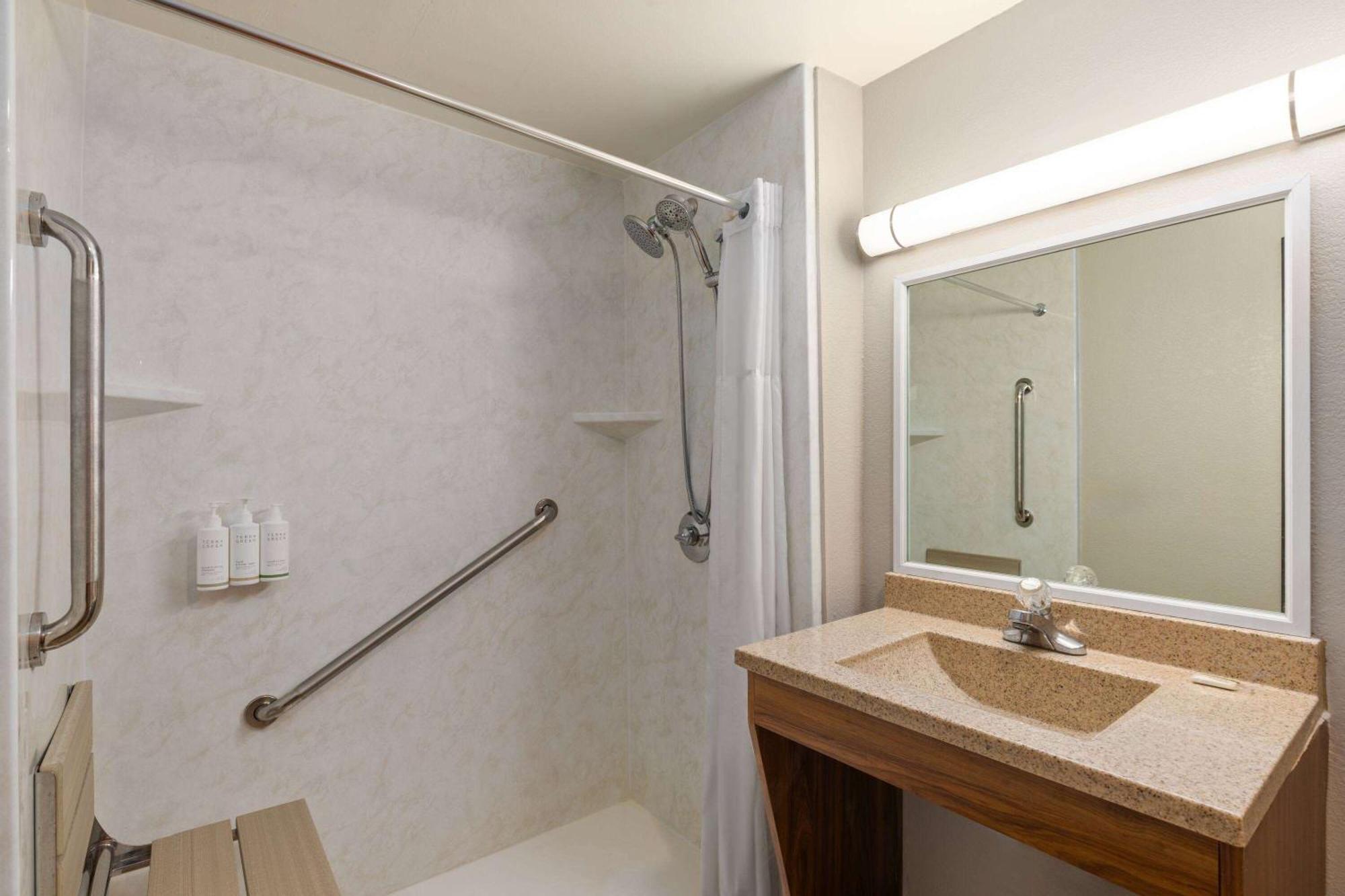Days Inn By Wyndham Glasgow Bagian luar foto