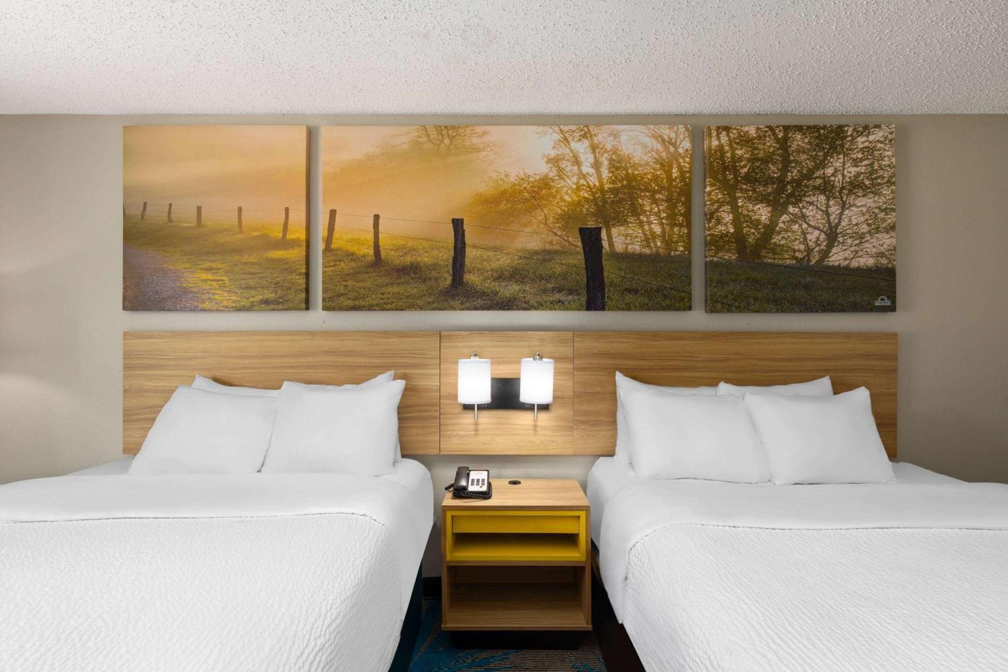 Days Inn By Wyndham Glasgow Bagian luar foto
