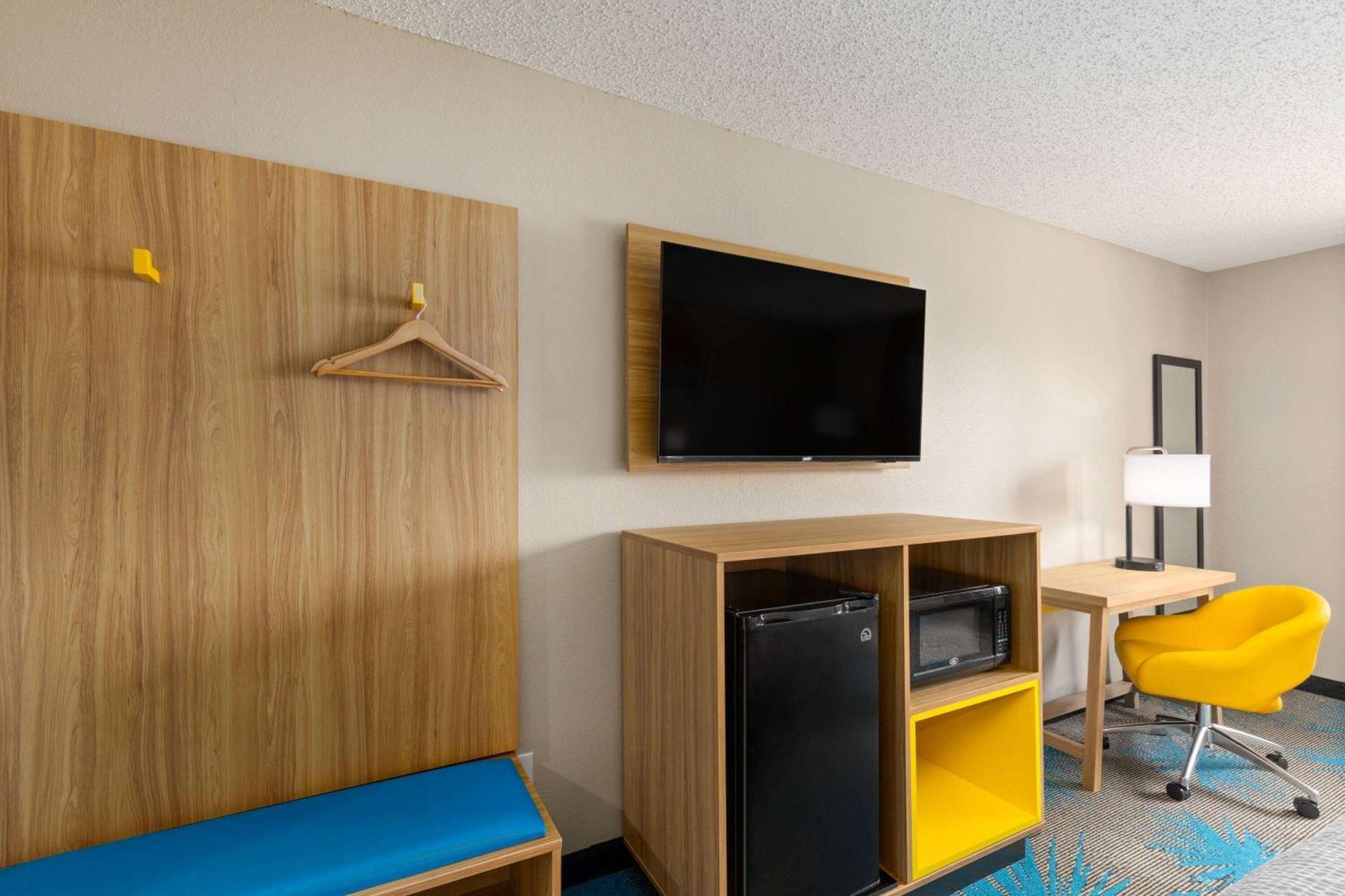 Days Inn By Wyndham Glasgow Bagian luar foto