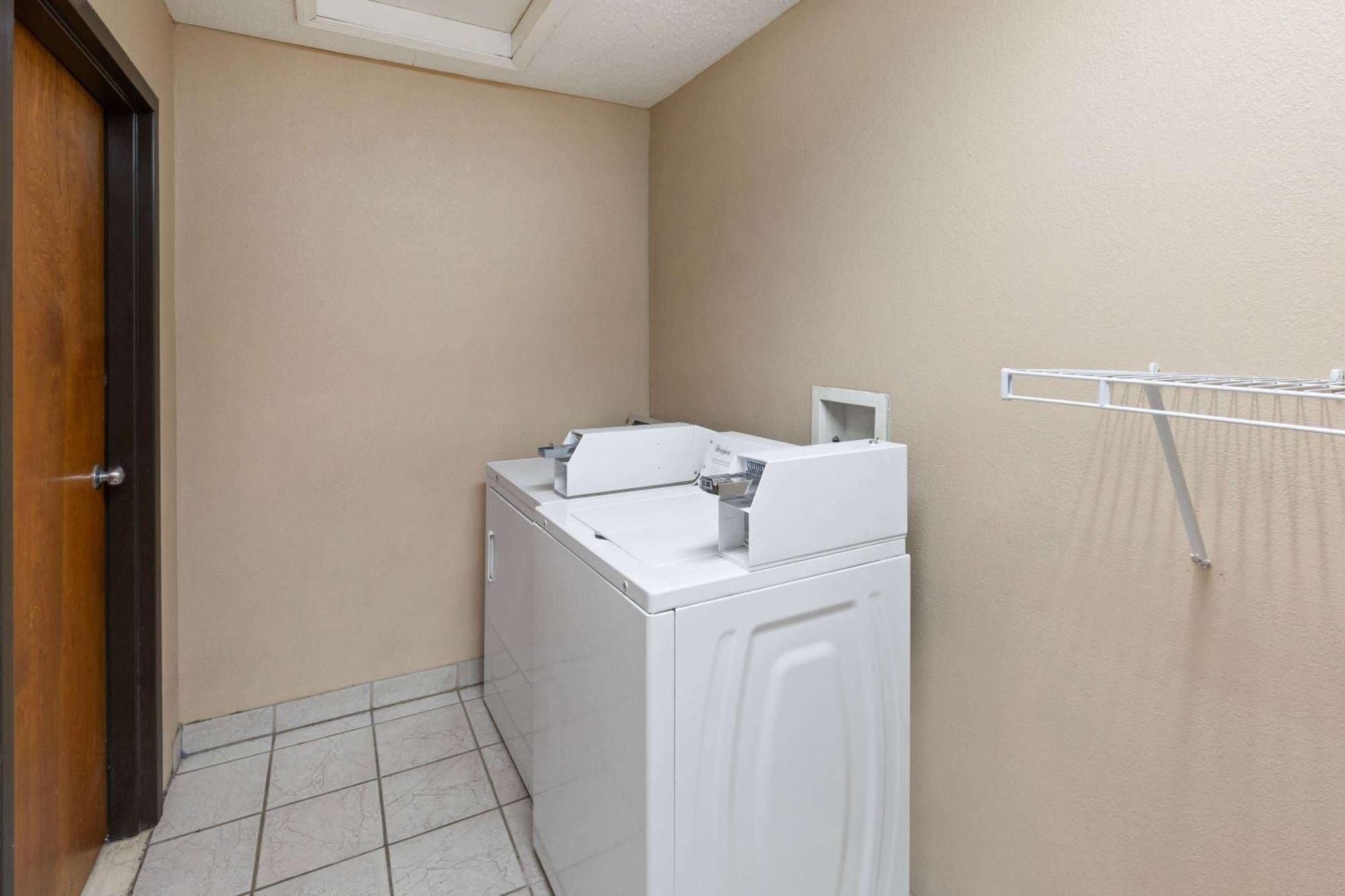 Days Inn By Wyndham Glasgow Bagian luar foto
