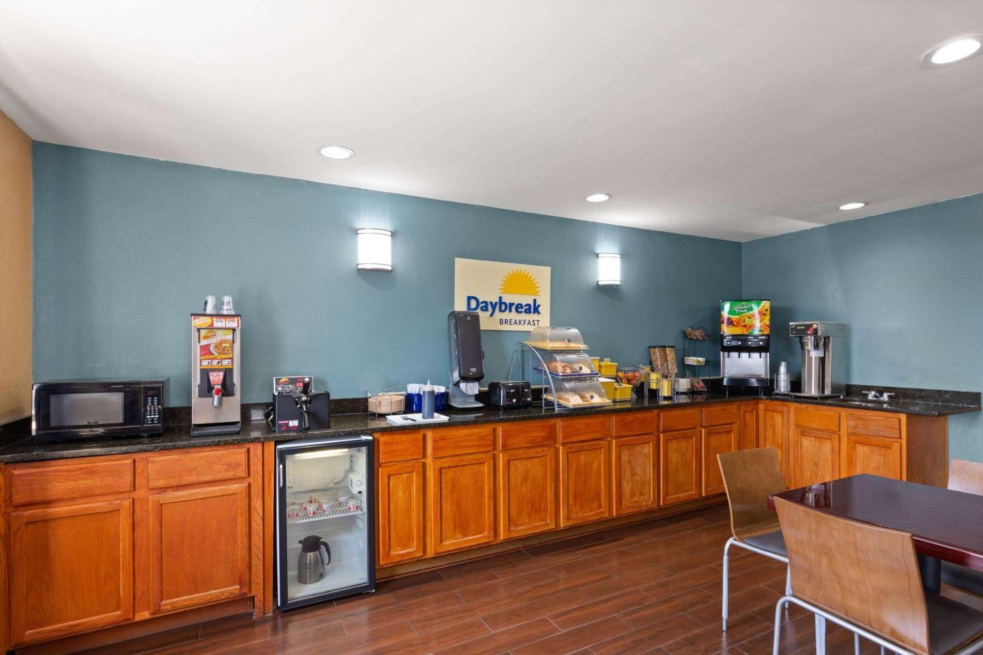 Days Inn By Wyndham Glasgow Bagian luar foto