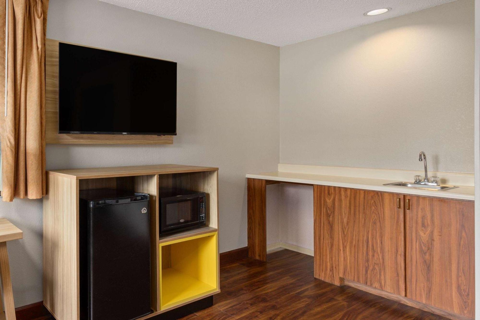 Days Inn By Wyndham Glasgow Bagian luar foto