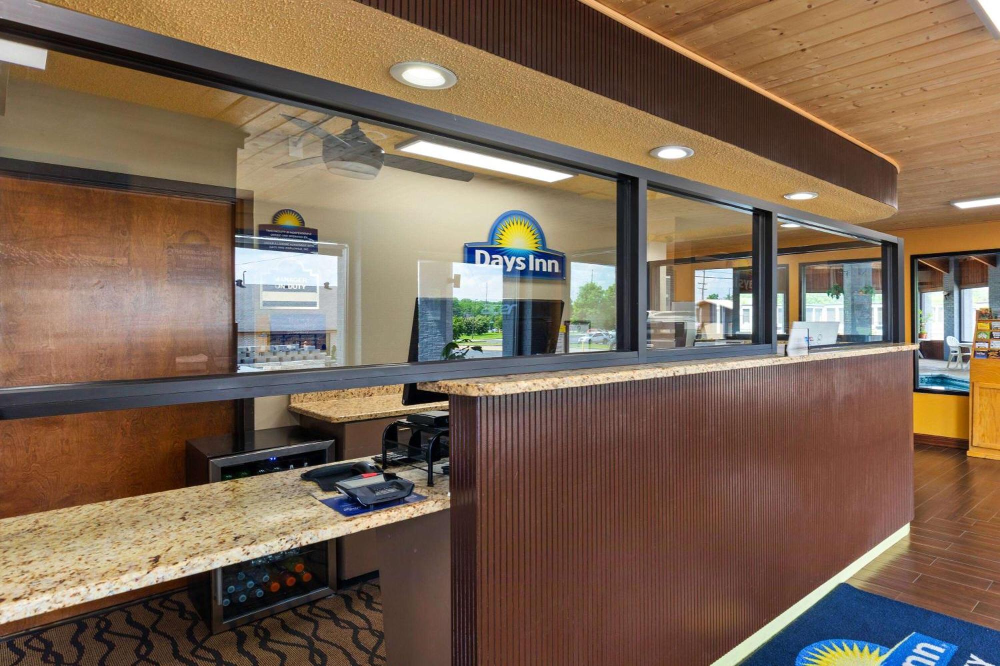 Days Inn By Wyndham Glasgow Bagian luar foto