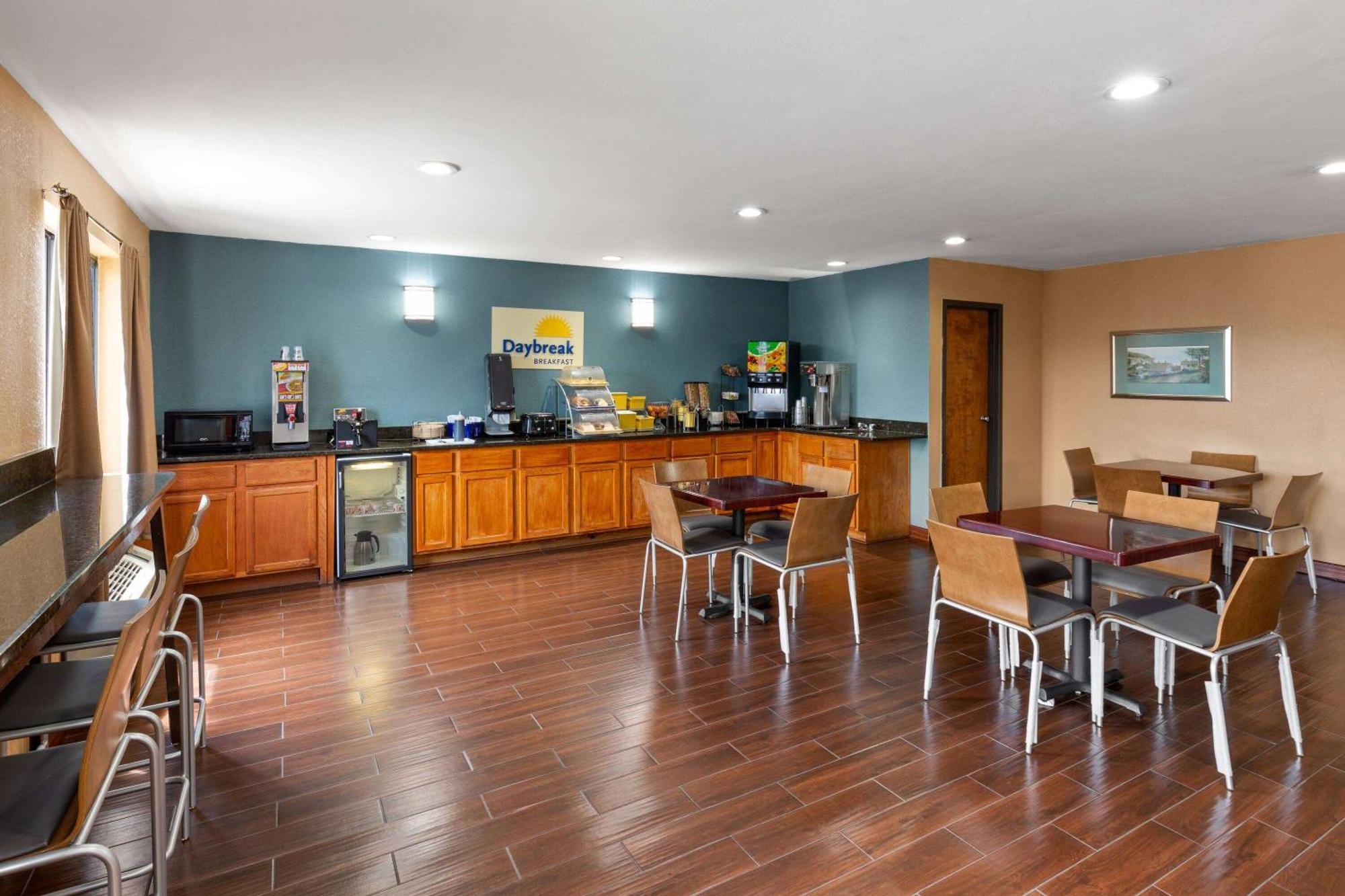 Days Inn By Wyndham Glasgow Bagian luar foto