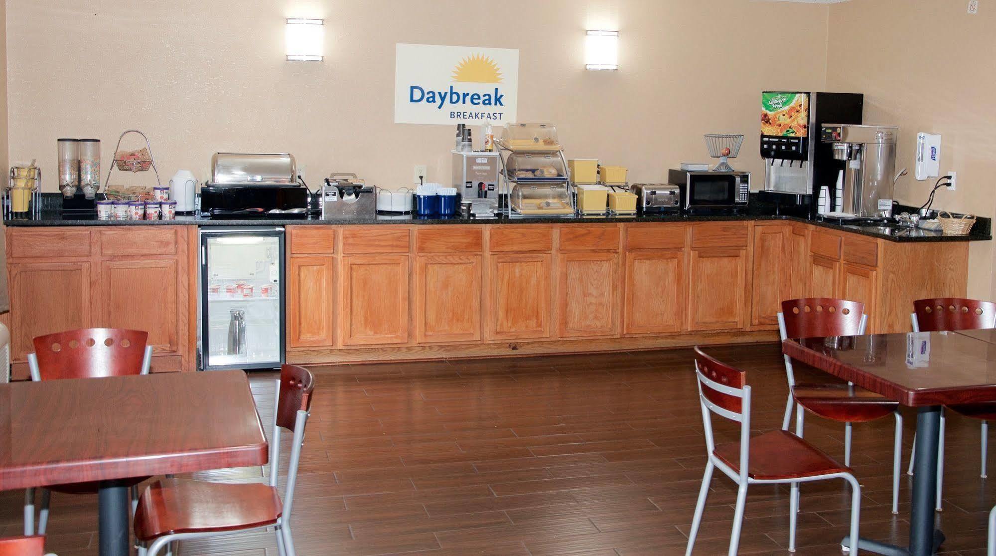 Days Inn By Wyndham Glasgow Bagian luar foto